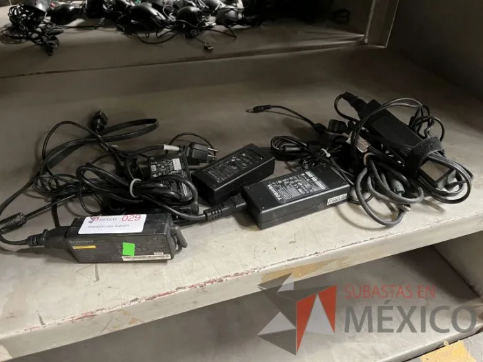 Lote 033 - 88 Artículos diversos