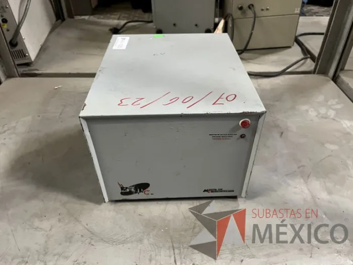 Lote 020 - 4 Reguladores de voltaje, 5 UPS y 1 Banco de baterias - Imagen 2