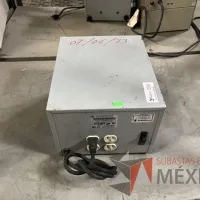 Lote 020 - 4 Reguladores de voltaje, 5 UPS y 1 Banco de baterias - Imagen 3
