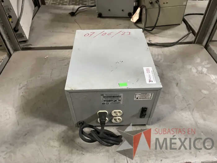 Lote 020 - 4 Reguladores de voltaje, 5 UPS y 1 Banco de baterias - Imagen 3