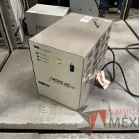 Lote 020 - 4 Reguladores de voltaje, 5 UPS y 1 Banco de baterias - Imagen 6