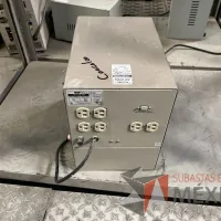 Lote 020 - 4 Reguladores de voltaje, 5 UPS y 1 Banco de baterias - Imagen 9