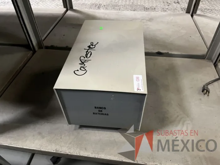 Lote 020 - 4 Reguladores de voltaje, 5 UPS y 1 Banco de baterias - Imagen 17