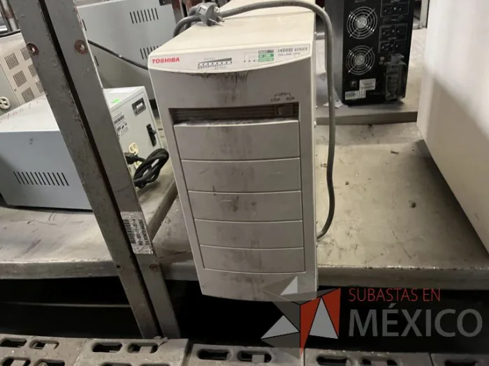 Lote 020 - 4 Reguladores de voltaje, 5 UPS y 1 Banco de baterias - Imagen 19