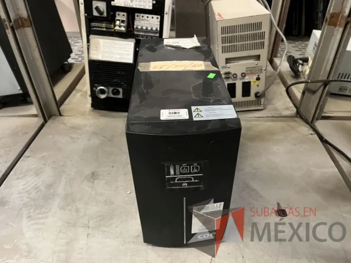 Lote 020 - 4 Reguladores de voltaje, 5 UPS y 1 Banco de baterias