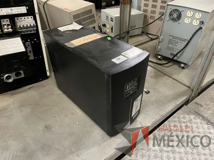 Lote 020 - 4 Reguladores de voltaje, 5 UPS y 1 Banco de baterias - Imagen 24