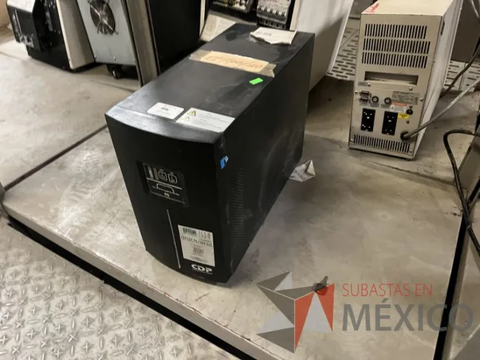 Lote 020 - 4 Reguladores de voltaje, 5 UPS y 1 Banco de baterias - Imagen 25