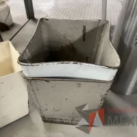 Lote 040 - 2 Scaner de código de barras, 1 Caja metálica, 6 Poste unifila plástico, 4 Cesto de basura metálicos y 5 tapetes - Imagen 15