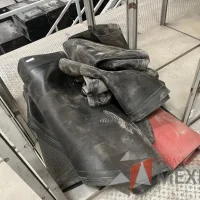Lote 040 - 2 Scaner de código de barras, 1 Caja metálica, 6 Poste unifila plástico, 4 Cesto de basura metálicos y 5 tapetes - Imagen 20