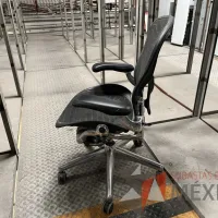 Lote 049 - 600 Sillas operativas con descansabrazos de diferentes modelos - Imagen 7