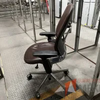 Lote 049 - 600 Sillas operativas con descansabrazos de diferentes modelos - Imagen 10