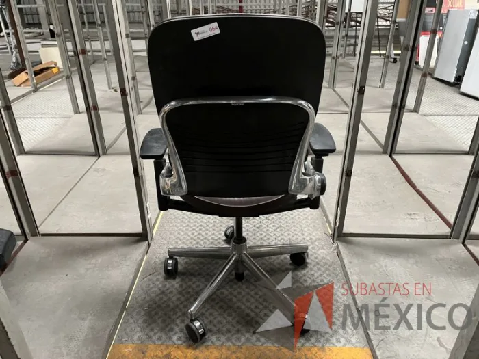 Lote 049 - 600 Sillas operativas con descansabrazos de diferentes modelos - Imagen 11
