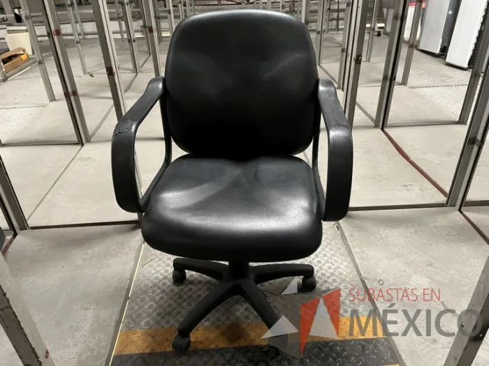 Lote 049 - 600 Sillas operativas con descansabrazos de diferentes modelos - Imagen 6