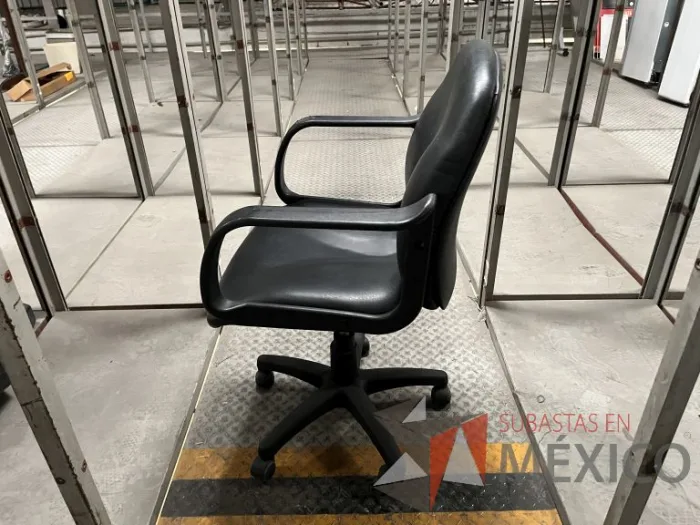 Lote 049 - 600 Sillas operativas con descansabrazos de diferentes modelos - Imagen 15