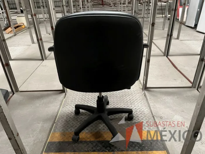 Lote 049 - 600 Sillas operativas con descansabrazos de diferentes modelos - Imagen 16