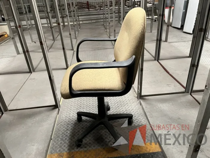 Lote 049 - 600 Sillas operativas con descansabrazos de diferentes modelos - Imagen 17