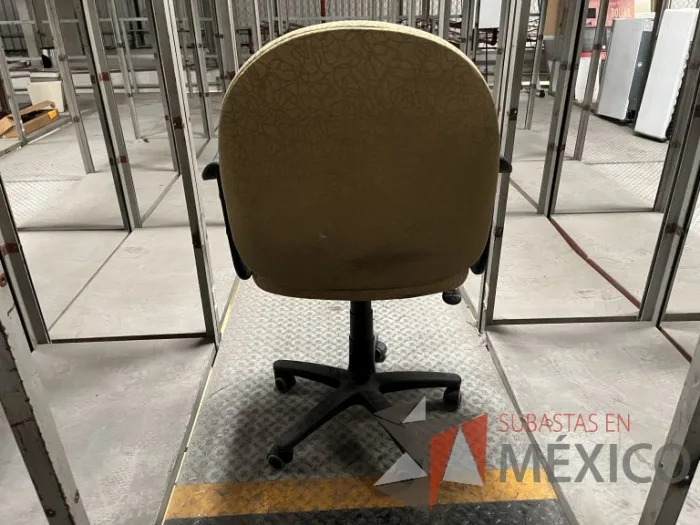 Lote 049 - 600 Sillas operativas con descansabrazos de diferentes modelos - Imagen 18