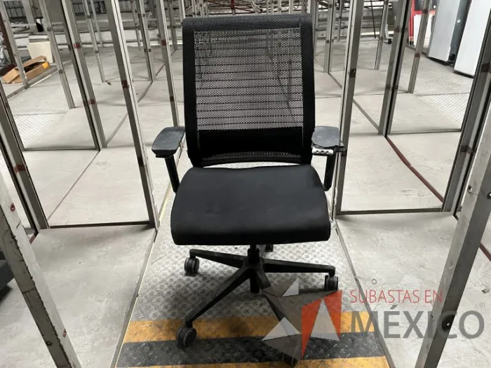 Lote 049 - 600 Sillas operativas con descansabrazos de diferentes modelos - Imagen 3