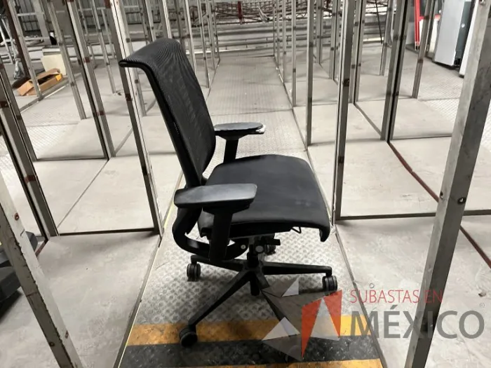 Lote 049 - 600 Sillas operativas con descansabrazos de diferentes modelos - Imagen 19