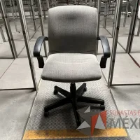 Lote 049 - 600 Sillas operativas con descansabrazos de diferentes modelos - Imagen 4