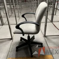 Lote 049 - 600 Sillas operativas con descansabrazos de diferentes modelos - Imagen 21