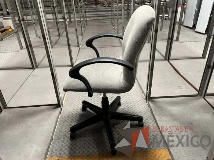 Lote 049 - 600 Sillas operativas con descansabrazos de diferentes modelos - Imagen 21