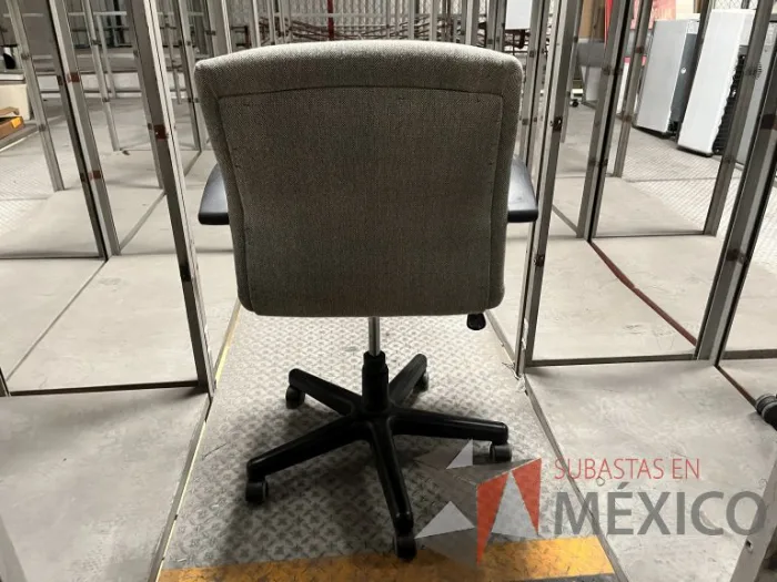 Lote 049 - 600 Sillas operativas con descansabrazos de diferentes modelos - Imagen 22
