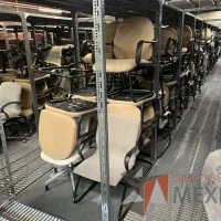 Lote 044 - 414 Sillas de visita con base tipo trineo de diferentes modelos