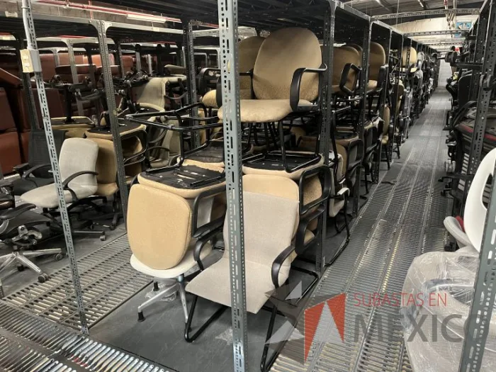 Lote 044 - 414 Sillas de visita con base tipo trineo de diferentes modelos