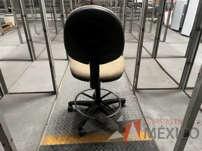 Lote 050 - 177 Sillas altas con descansa pies de diferentes modelos - Imagen 10