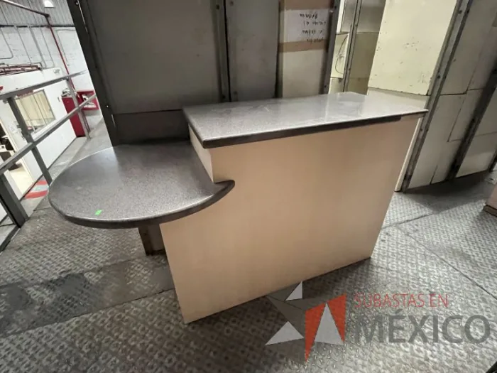 Lote 027 - 7 Mesa de trabajo, 3 Credenzas y 2 Escritorios - Imagen 11