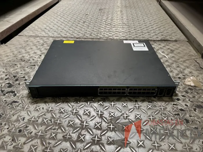 Lote 035 - 10 Modem, 63 Switch, Procesador de audio, 2 Chasis de comunicaciones y Gabinete metálico - Imagen 26