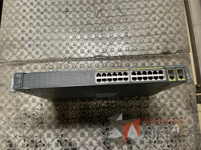 Lote 035 - 10 Modem, 63 Switch, Procesador de audio, 2 Chasis de comunicaciones y Gabinete metálico - Imagen 30