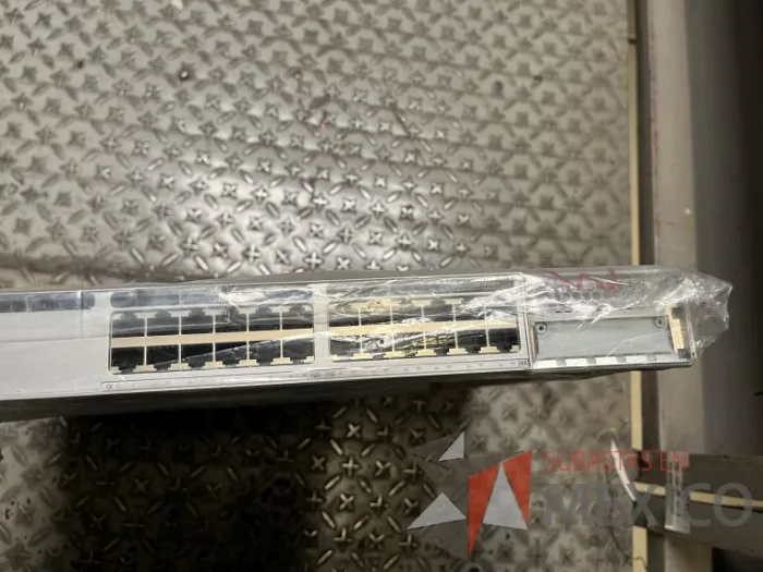 Lote 035 - 10 Modem, 63 Switch, Procesador de audio, 2 Chasis de comunicaciones y Gabinete metálico - Imagen 35