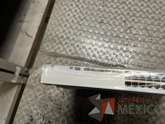 Lote 035 - 10 Modem, 63 Switch, Procesador de audio, 2 Chasis de comunicaciones y Gabinete metálico - Imagen 36
