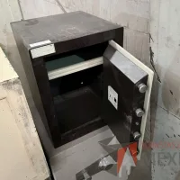 Lote 005 - 6 Cajas fuertes de diferentes modelos y Puerta blindada - Imagen 5