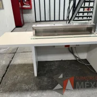 Lote 027 - 7 Mesa de trabajo, 3 Credenzas y 2 Escritorios