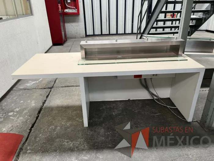 Lote 027 - 7 Mesa de trabajo, 3 Credenzas y 2 Escritorios
