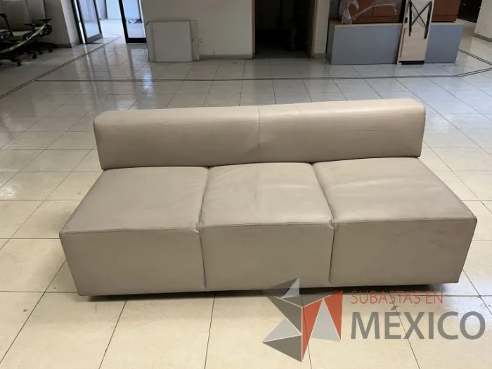 Lote 047 - 7 Sillones de 3 plazas de diferentes modelos y 2 Bancas de espera de 3 plazas - Imagen 2