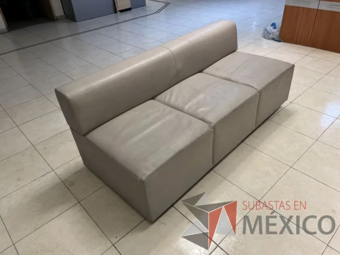 Lote 047 - 7 Sillones de 3 plazas de diferentes modelos y 2 Bancas de espera de 3 plazas - Imagen 3
