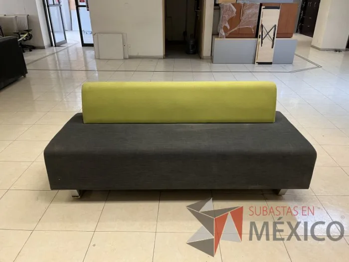 Lote 047 - 7 Sillones de 3 plazas de diferentes modelos y 2 Bancas de espera de 3 plazas