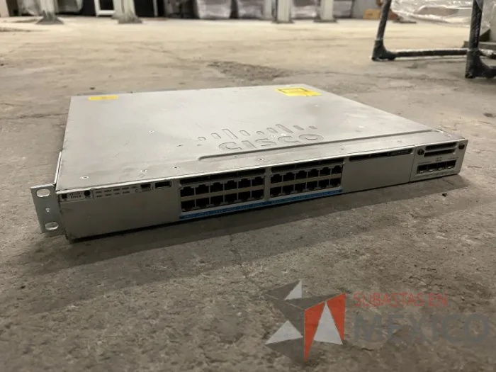 Lote 035 - 10 Modem, 63 Switch, Procesador de audio, 2 Chasis de comunicaciones y Gabinete metálico - Imagen 43