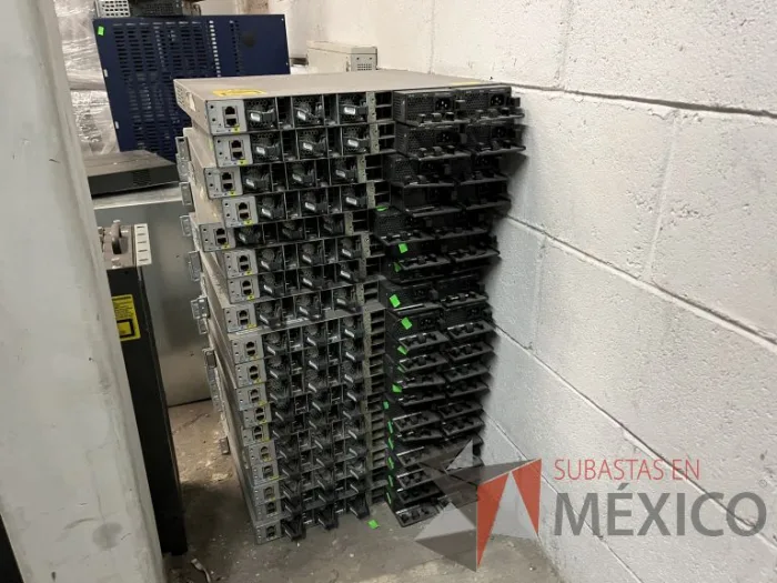 Lote 035 - 10 Modem, 63 Switch, Procesador de audio, 2 Chasis de comunicaciones y Gabinete metálico - Imagen 44