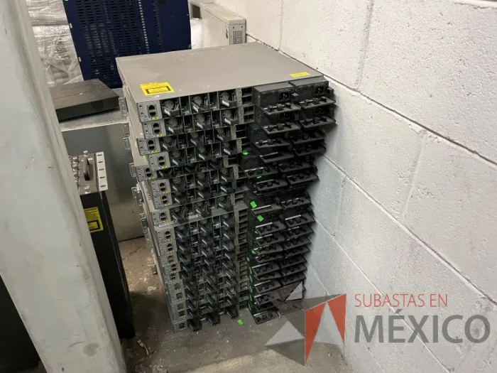 Lote 035 - 10 Modem, 63 Switch, Procesador de audio, 2 Chasis de comunicaciones y Gabinete metálico - Imagen 45