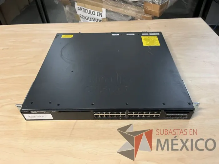 Lote 035 - 10 Modem, 63 Switch, Procesador de audio, 2 Chasis de comunicaciones y Gabinete metálico - Imagen 47