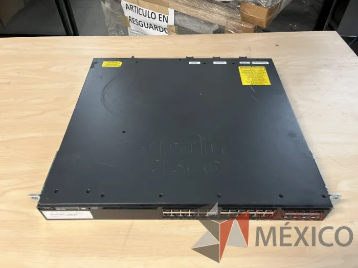 Lote 035 - 10 Modem, 63 Switch, Procesador de audio, 2 Chasis de comunicaciones y Gabinete metálico - Imagen 48
