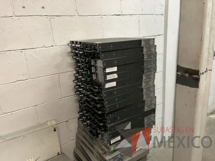 Lote 035 - 10 Modem, 63 Switch, Procesador de audio, 2 Chasis de comunicaciones y Gabinete metálico - Imagen 51