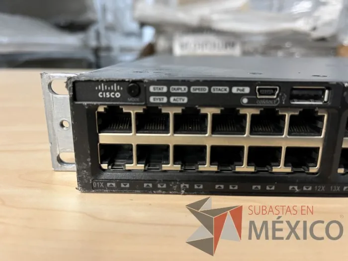 Lote 035 - 10 Modem, 63 Switch, Procesador de audio, 2 Chasis de comunicaciones y Gabinete metálico - Imagen 54