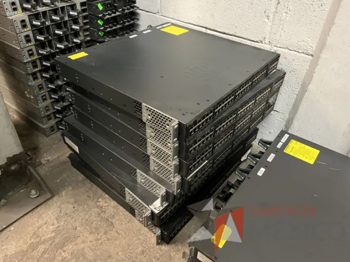 Lote 035 - 10 Modem, 63 Switch, Procesador de audio, 2 Chasis de comunicaciones y Gabinete metálico