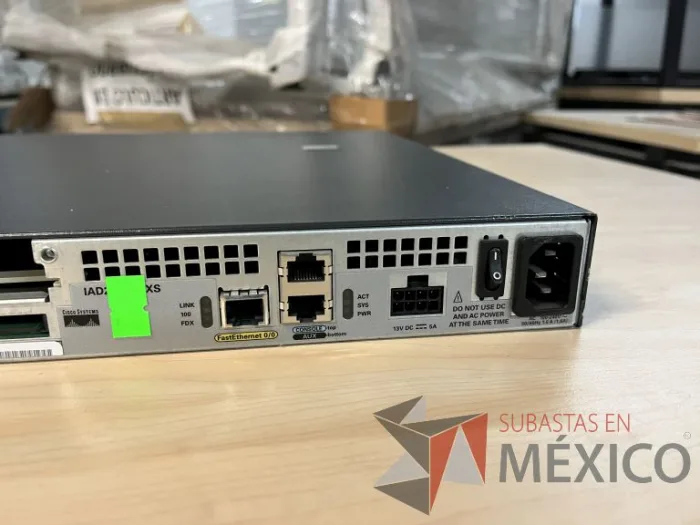 Lote 035 - 10 Modem, 63 Switch, Procesador de audio, 2 Chasis de comunicaciones y Gabinete metálico - Imagen 63